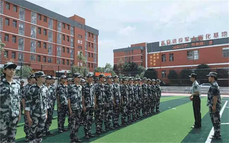 吉安市理工技工學校2021級新生國防素養(yǎng)教育訓(xùn)練活動