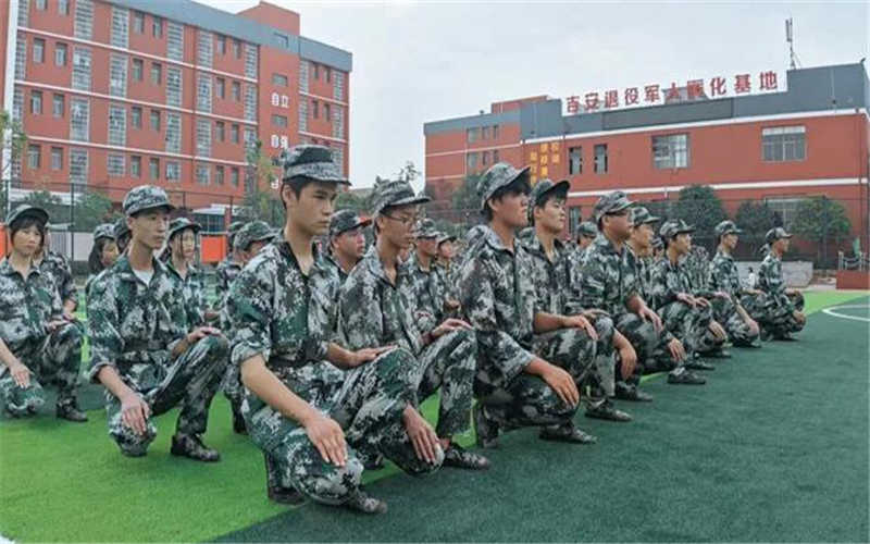 吉安市理工技工學校2021級新生國防素養(yǎng)教育訓(xùn)練活動