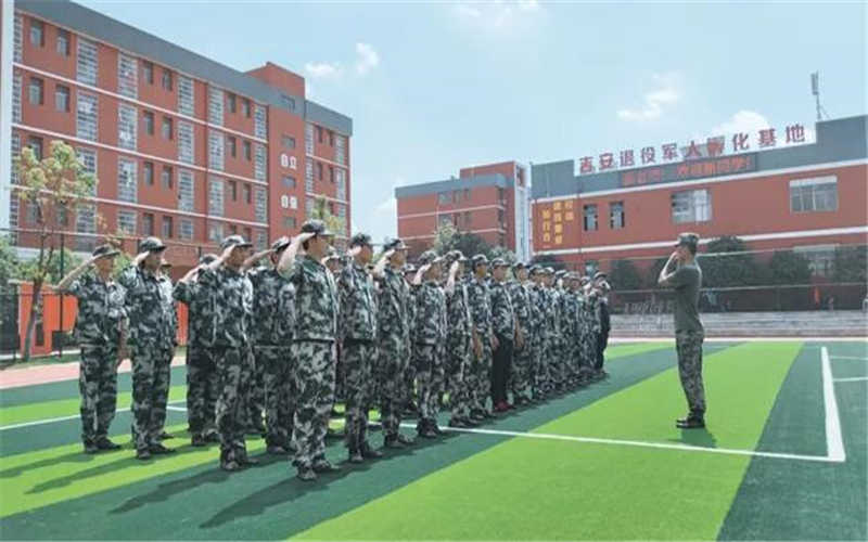 吉安市理工技工學校2021級新生國防素養(yǎng)教育訓(xùn)練活動
