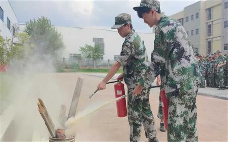 吉安市理工技工學校2021級新生國防素養(yǎng)教育訓(xùn)練活動