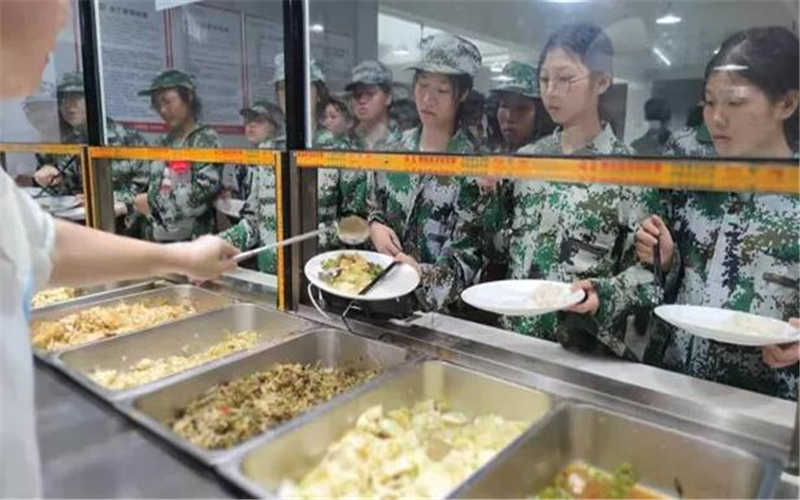 吉安市理工技工學校2021級新生國防素養(yǎng)教育訓(xùn)練活動