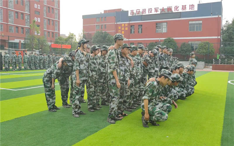 吉安市理工技工學校2021級新生國防素養(yǎng)教育訓(xùn)練活動