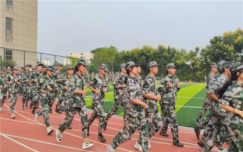 吉安市理工技工學校2021級新生國防素養(yǎng)教育訓(xùn)練活動