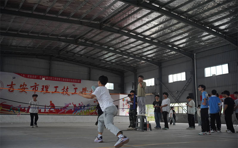 吉安市理工技工學(xué)校羽毛球比賽點燃校園激情