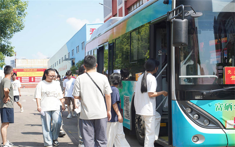 我校調派多輛大巴車護送考生提前“探路”高